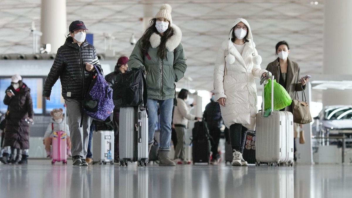 Polovina pasažérů z čínského letu měla covid, Itálie se bojí nové varianty